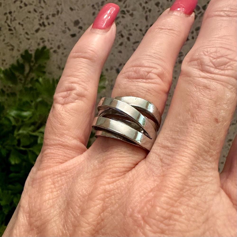 Silver tone band style ring